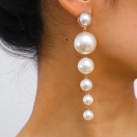 Jewelry - Gorgeous Faux Pearl w/goldtone extra long dangle drop earrings ~ 4 in modern